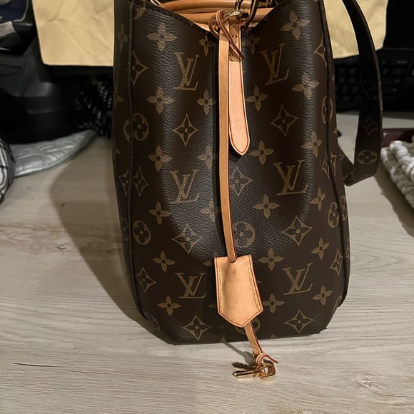 Louis Vuitton Monogram Canvas Montaigne MM Tote - Picture 4 of 14